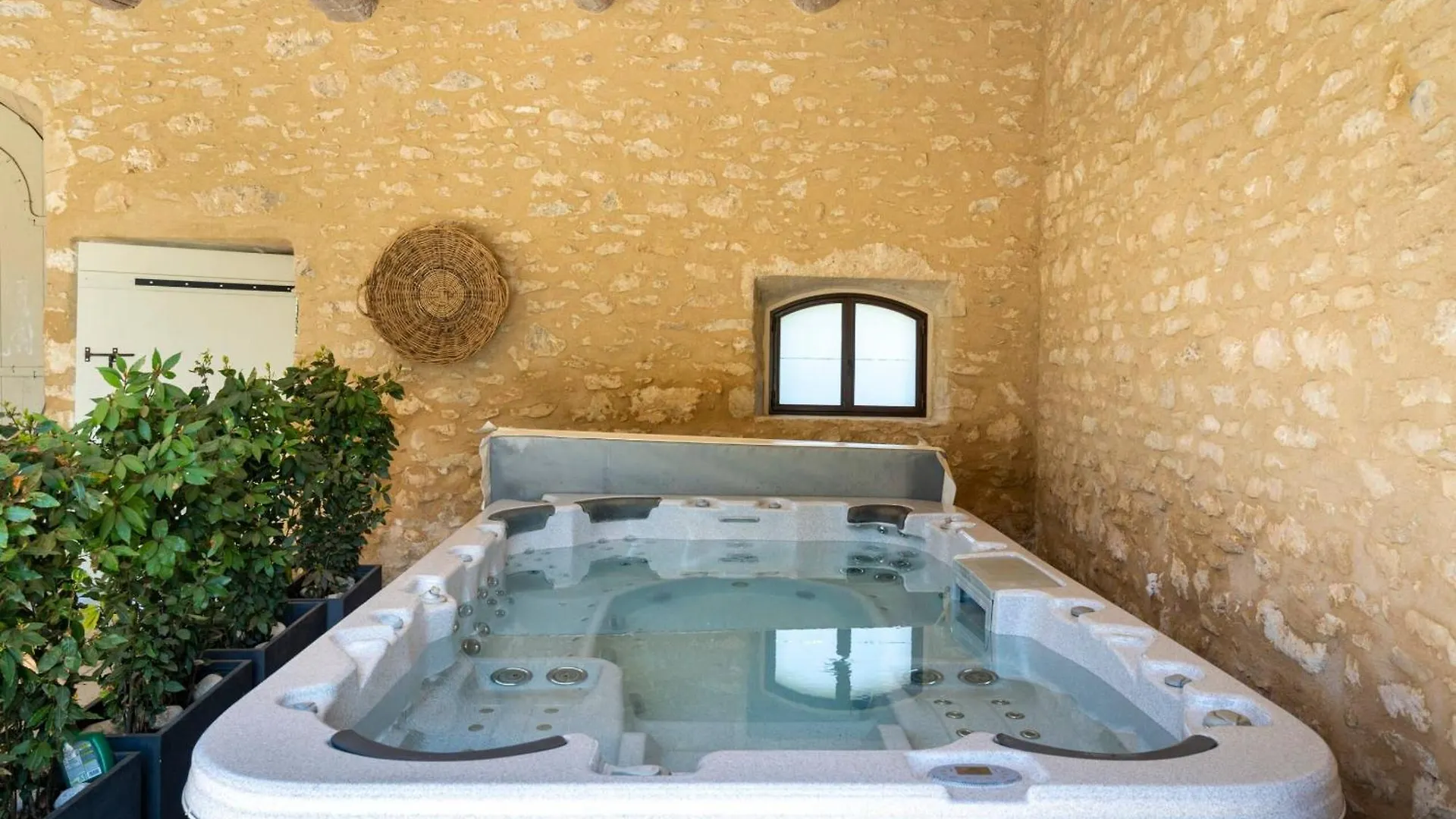 Gite Dans Un Mas Provencal Avec Jacuzzi Oppede Holiday home